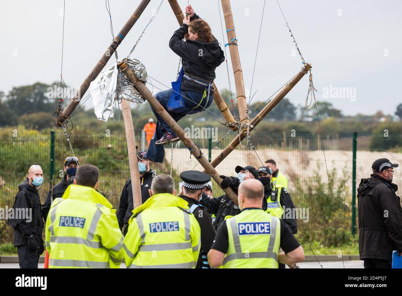 West Hyde, Royaume-Uni. 9 septembre 2020. Une activiste anti-HS2 se libère d'un trépied utilisé pour bloquer l'une des nombreuses entrées du site du portail sud du tunnel Chiltern pour la liaison ferroviaire à grande vitesse HS2 pendant toute la journée. L'action de protestation, sur le site à partir duquel HS2 Ltd a l'intention de forer un tunnel de 10 miles à travers les Chilterns, A été conçu pour rappeler au Premier ministre Boris Johnson qu'il s'est engagé à éliminer la déforestation des chaînes d'approvisionnement et à fournir une protection juridique à 30% des terres britanniques pour la biodiversité d'ici 2030 lors du premier Sommet des Nations Unies sur la biodiversité le 30 septembre. Crédit : Mark Kerrison/al Banque D'Images