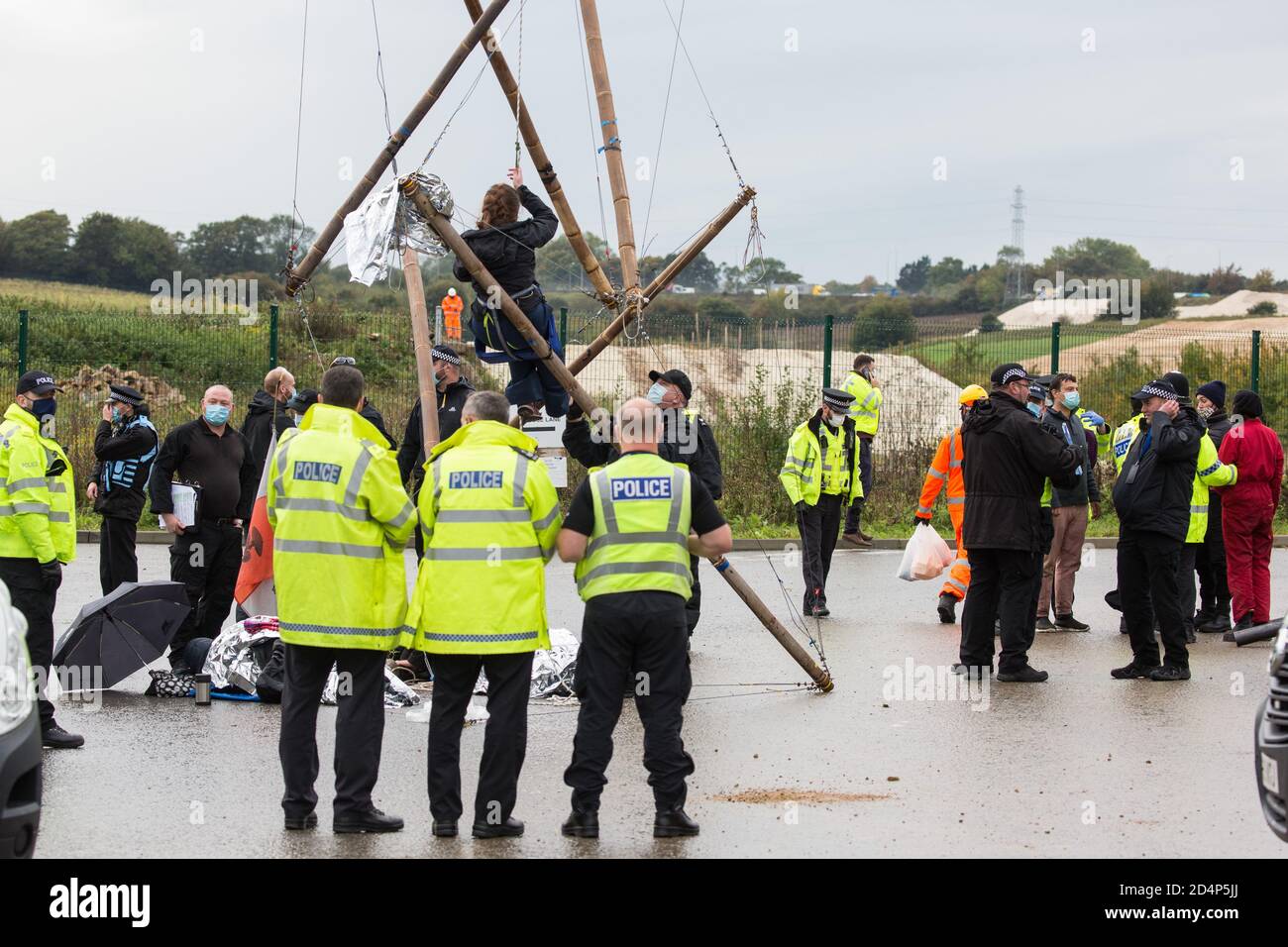 West Hyde, Royaume-Uni. 9 septembre 2020. Une activiste anti-HS2 se libère d'un trépied utilisé pour bloquer l'une des nombreuses entrées du site du portail sud du tunnel Chiltern pour la liaison ferroviaire à grande vitesse HS2 pendant toute la journée. L'action de protestation, sur le site à partir duquel HS2 Ltd a l'intention de forer un tunnel de 10 miles à travers les Chilterns, A été conçu pour rappeler au Premier ministre Boris Johnson qu'il s'est engagé à éliminer la déforestation des chaînes d'approvisionnement et à fournir une protection juridique à 30% des terres britanniques pour la biodiversité d'ici 2030 lors du premier Sommet des Nations Unies sur la biodiversité le 30 septembre. Crédit : Mark Kerrison/al Banque D'Images