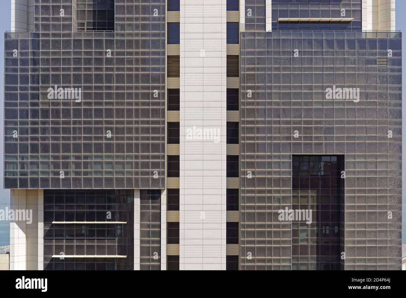 Gratte-ciel en verre foncé, architecture moderne au Koweït Banque D'Images