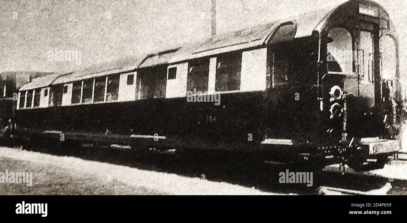 1924 a apporté l'introduction en Grande-Bretagne de nouveaux autocars électriques sur la ville et le chemin de fer du sud de londres (image d'actualité). Le City and South London Railway (C&SLR) a été le premier métro de niveau profond au monde et le premier grand chemin de fer à utiliser l'électricité. Bien qu'initialement destiné aux trains à câbles, l'entrepreneur en câble a fait faillite pendant la construction et l'électricité a été utilisé à la place. Ouverte en 1890, la ligne de chemin de fer a exploité 6 gares et a parcouru un peu plus de 5 kilomètres. Les petites voitures avec sièges en cuir ont été surnommés « cellules parées » par le public. Banque D'Images