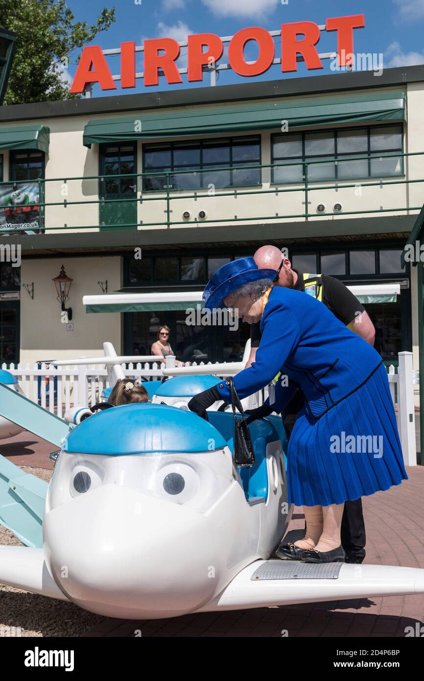 Les SPECTATEURS STUPÉFAITS ont pris un aperçu d'une journée royale comme aucun autre, alors que la Reine célébrait son 93e anniversaire au parc à thème de Drayton Manor. Banque D'Images