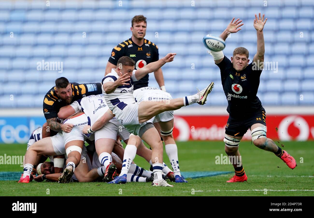 Jack Willis de Wasps (à droite) tente de bloquer le coup de pied d'Andy Uren de Bristol Bears lors du match de demi-finale Gallagher Premiership à la Ricoh Arena, Coventry. Banque D'Images