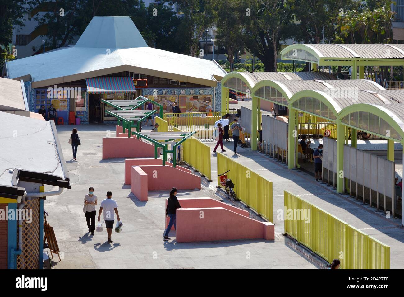 Espace public et petits restaurants dans le domaine de l'habitation publique, Shatin, New Territories, Hong Kong Banque D'Images