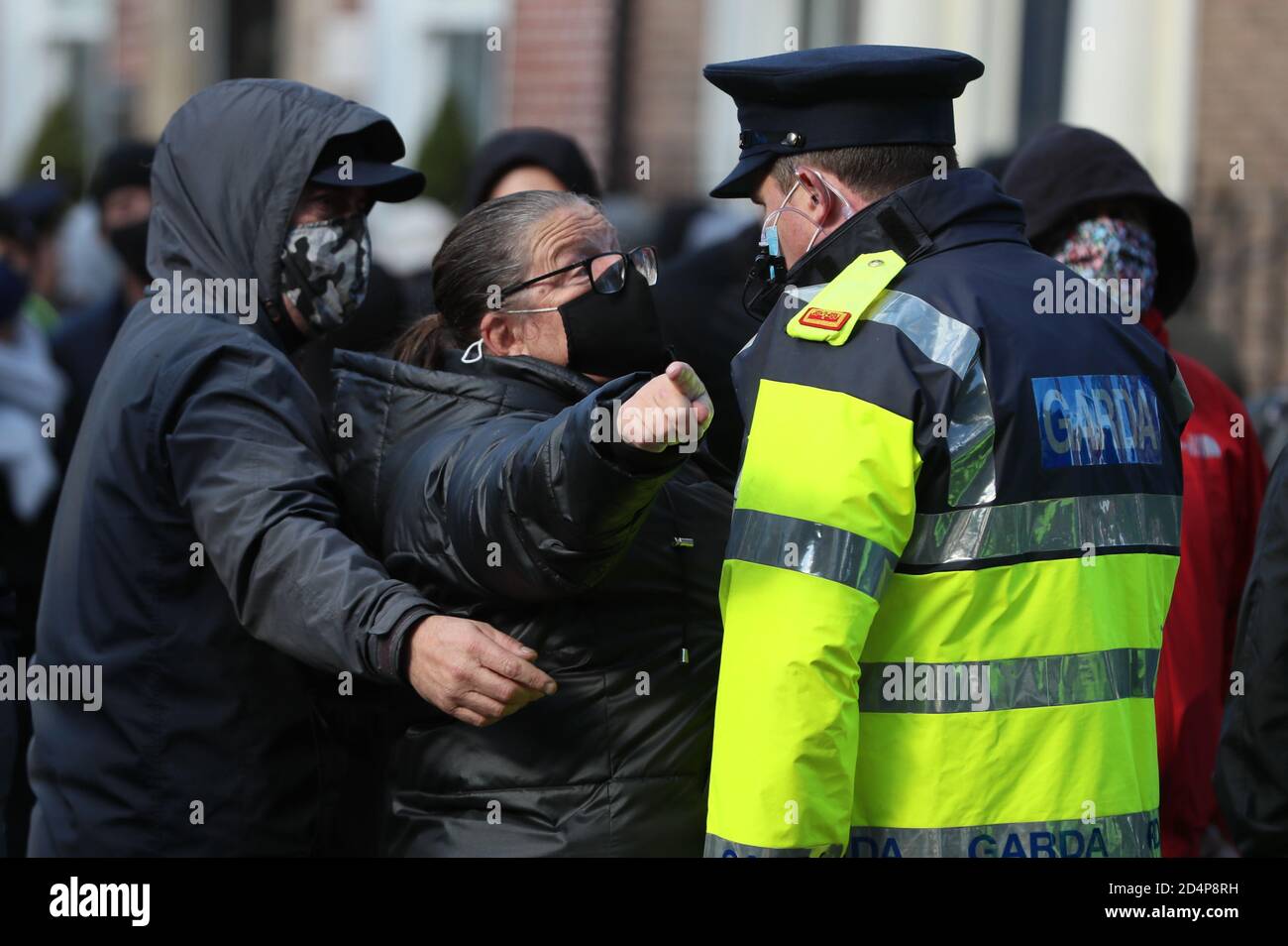 Les contre-manifestants parlent aux membres d'une Garda lors d'une manifestation anti-verrouillage devant Leinster House, Dublin, alors que l'Irlande continue d'être dans une écluse nationale de niveau 3 du coronavirus. Banque D'Images