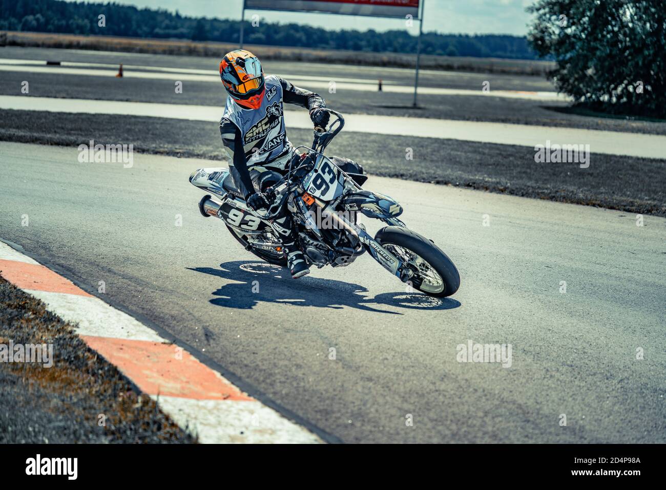 10-05-2020 Ropazi, Lettonie motocycliste à Supermoto, qui roule sur une route asphaltée vide Banque D'Images