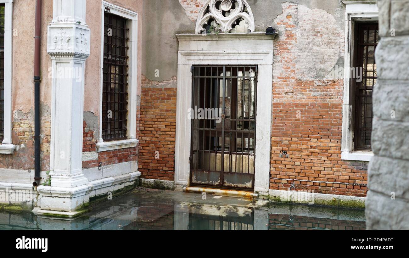 Venise canaux célèbres en Italie. Venise est inondée par les marées les plus hautes. Architecture vénitienne typique, cour inondée d'eau. AQUA alta Banque D'Images