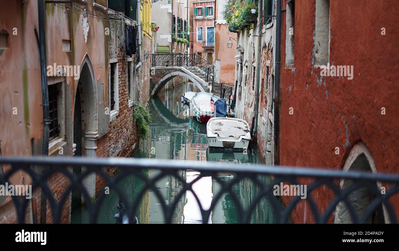 Venise, Italie lieux célèbres en Europe. Rues étroites et canaux avec ponts et bateaux. Vue vénitienne typique, lieux célèbres de Venise. Banque D'Images