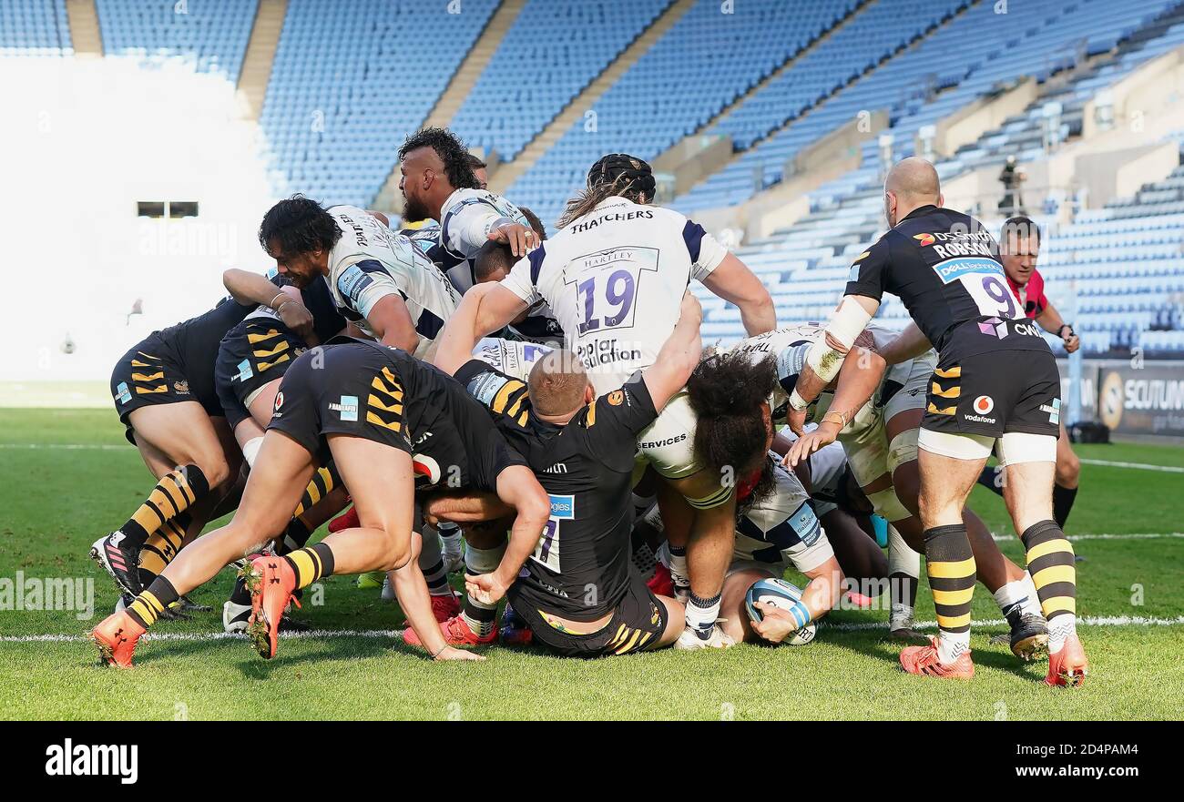 Harry Thacker (avec ballon) de Bristol Bears marque la deuxième tentative de son côté lors du match de la semi-finale de la première Gallagher à la Ricoh Arena, Coventry. Banque D'Images