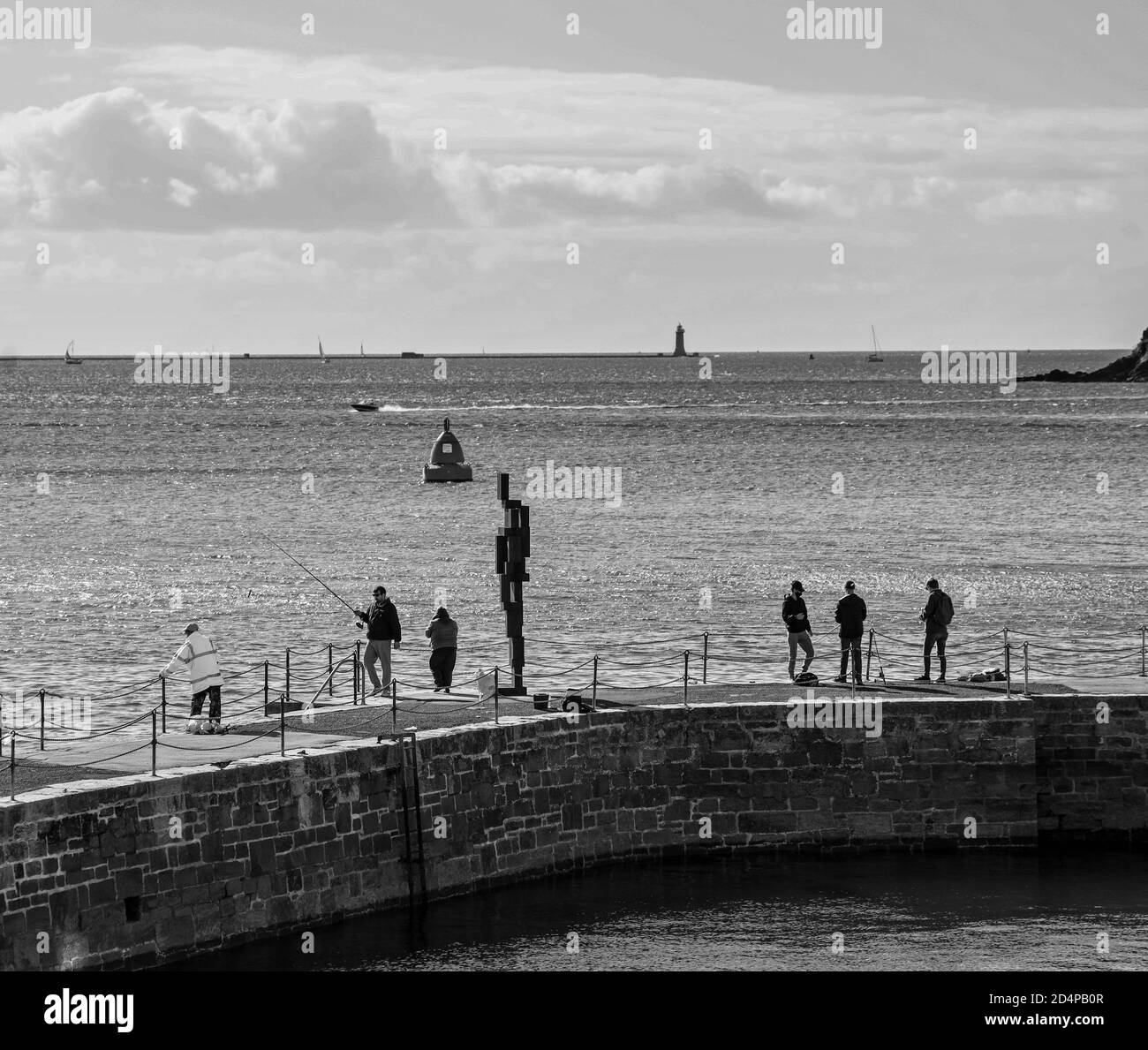 Monochrome la sculpture ‘look II’ de Sir Anthony Gormley de 12 pieds s’est déjà installée dans sa maison sur West Hoe Pier Plymouth. Une figure humaine regarde le sym de la mer Banque D'Images