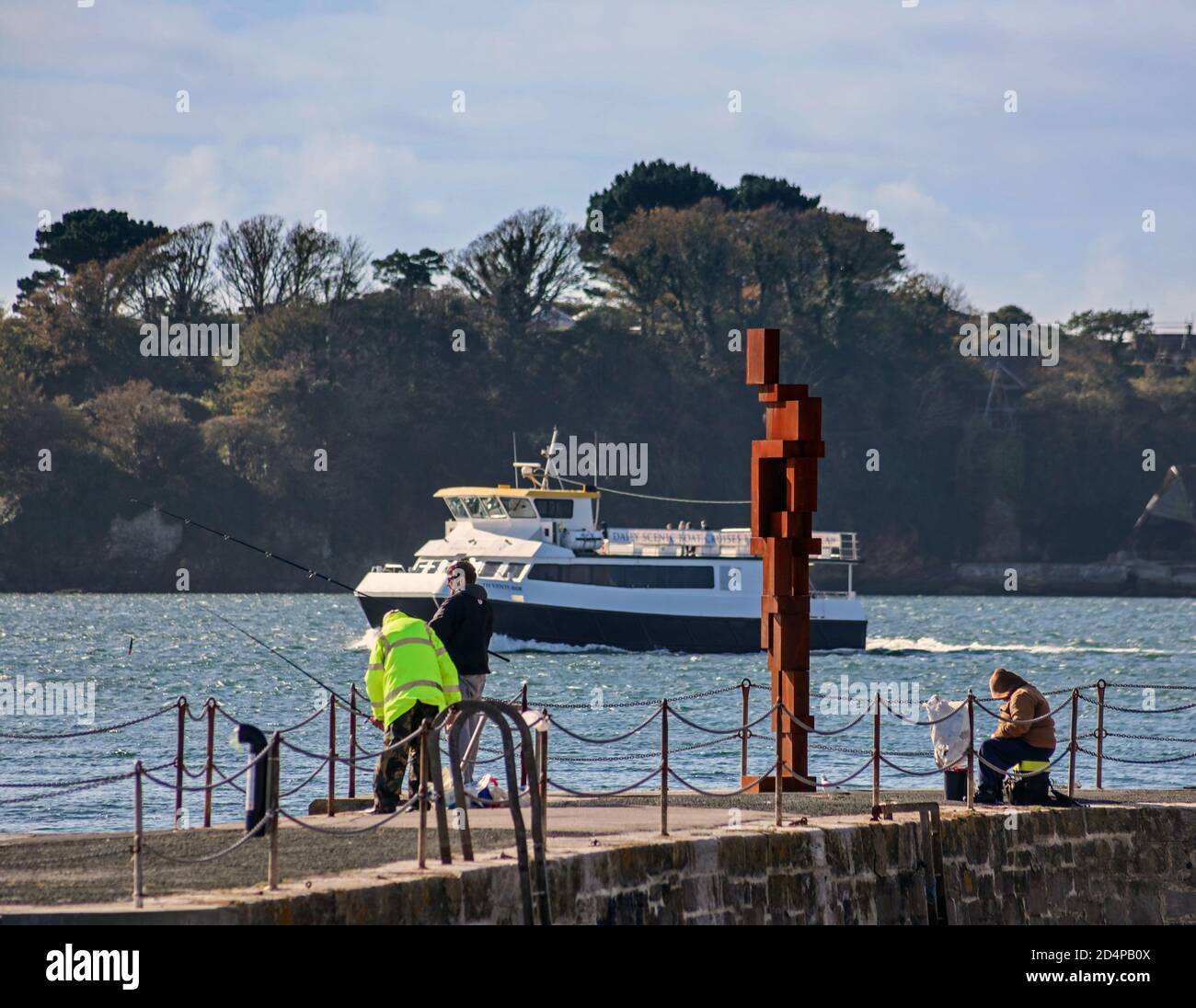 La sculpture de Sir Anthony Gormley ‘look II’ de 12 pieds s’est déjà installée dans sa maison sur West Hoe Pier Plymouth. Une figure humaine regarde la mer symbolisant « t Banque D'Images