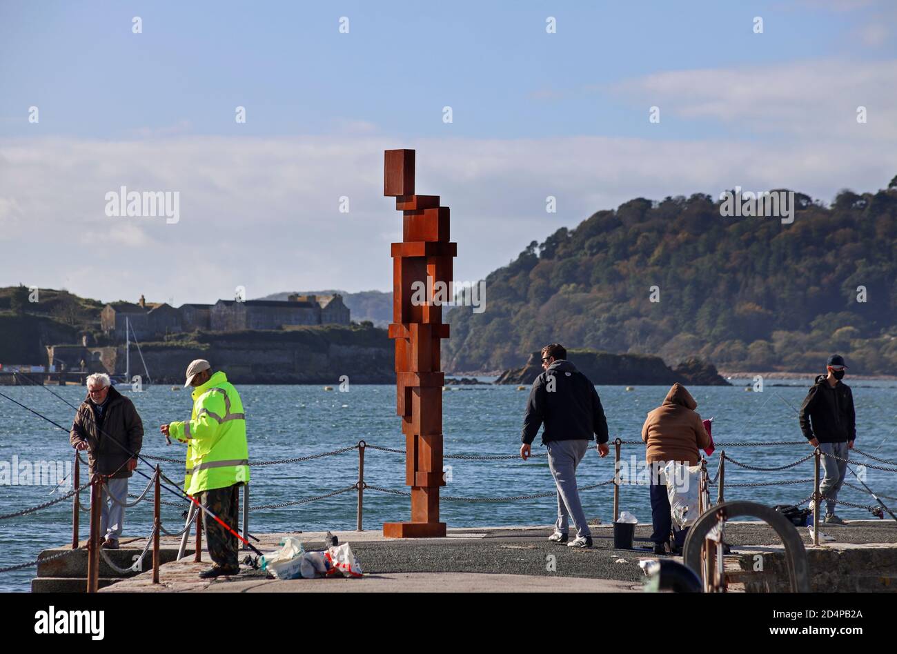 La sculpture de Sir Anthony Gormley ‘look II’ de 12 pieds s’est déjà installée dans sa maison sur West Hoe Pier Plymouth. Une figure humaine regarde la mer symbolisant « t Banque D'Images
