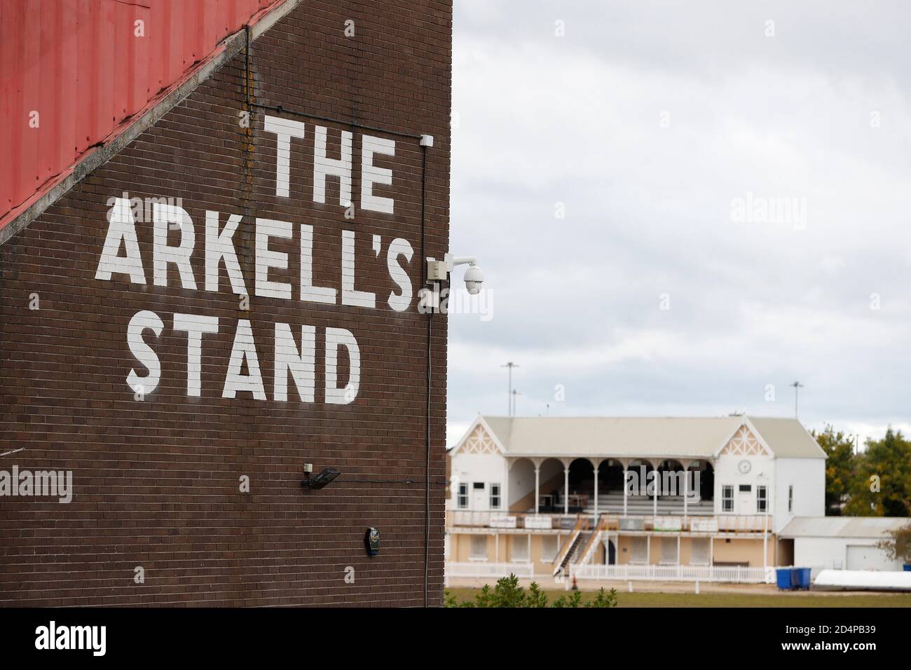 10 octobre 2020 ; The County Ground, Swindon, Wiltshire, Angleterre ; English football League One ; Swindon Town versus AFC Wimbledon ; The Arkell's Stand with Swindon Cricket Club in the distance Banque D'Images