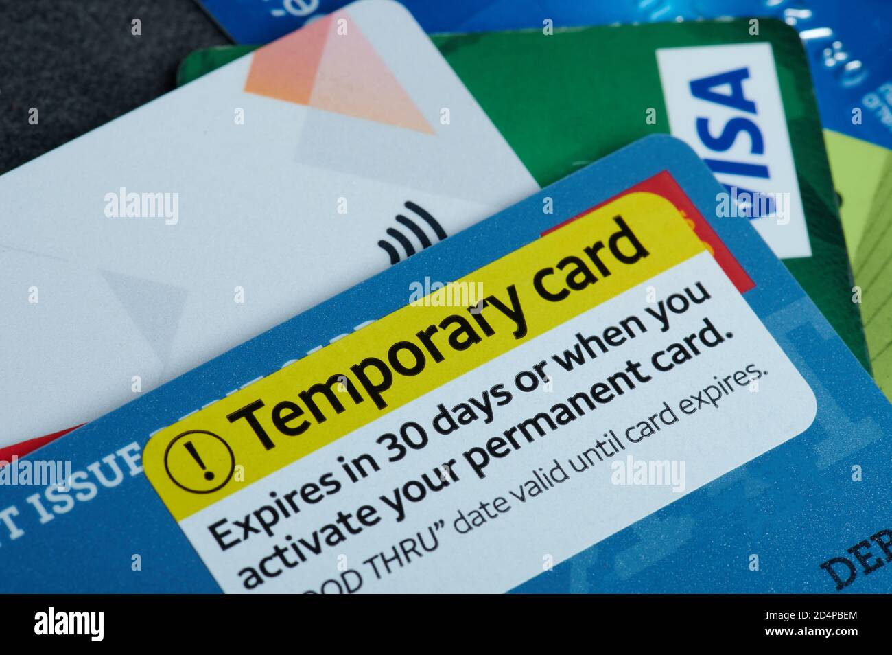 New york, États-Unis - 9 octobre 2020 : carte de débit temporaire en plastique macro vue rapprochée sur fond coloré Banque D'Images