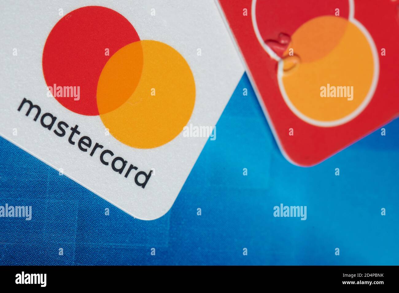 New york, Etats-Unis - 9 octobre 2020 : carte de débit Mastercard sur fond coloré vue rapprochée Banque D'Images