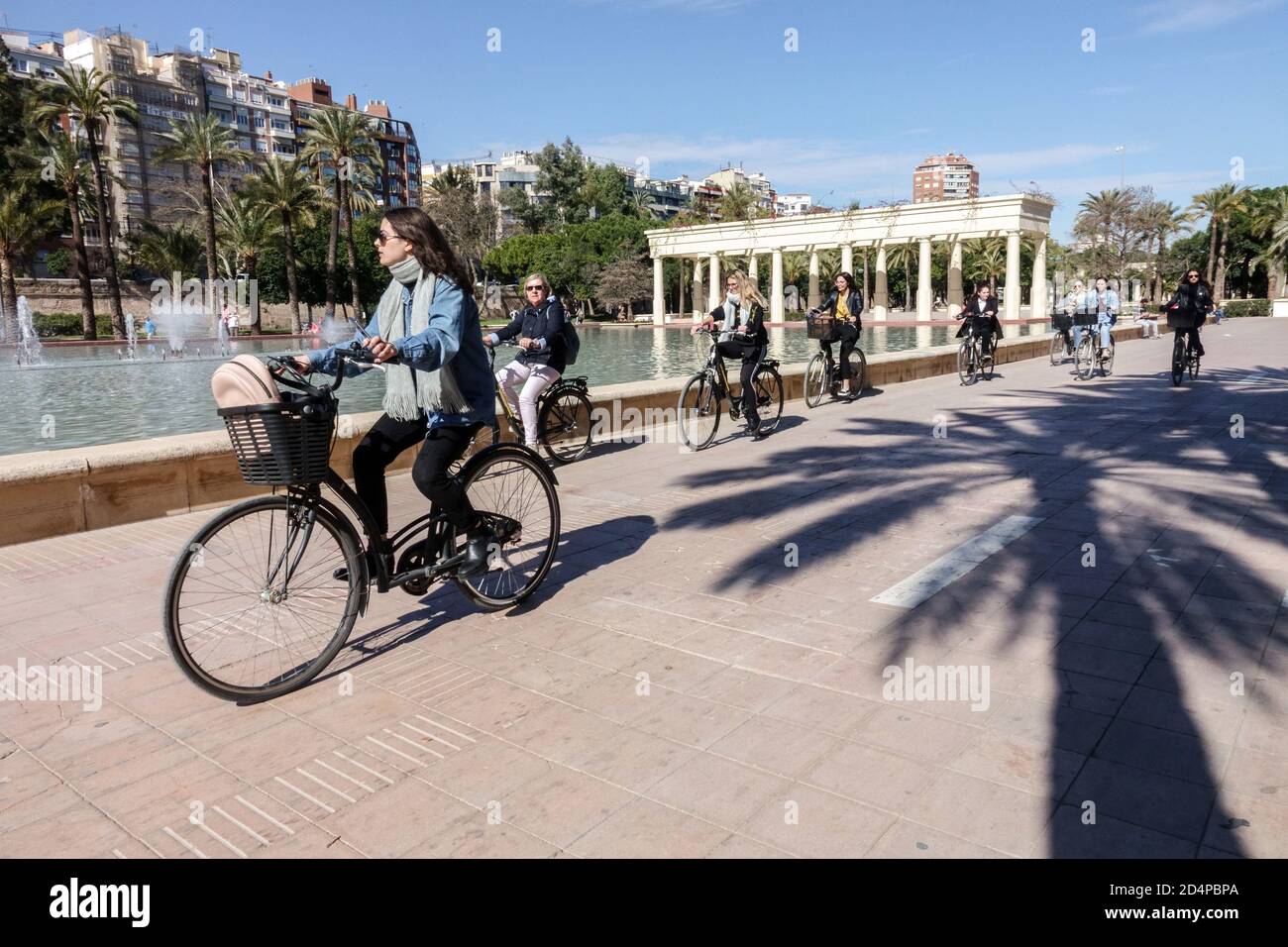 Touristes vélo à Valence Turia cycle Jardins Parc dans la ville Valencia tourisme Valencia parc piste cyclable Jardín del Turia Banque D'Images