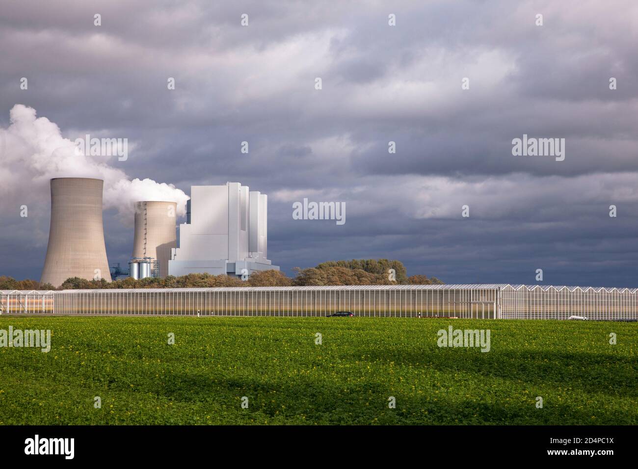 Parc de serres à la centrale électrique de Neurath à Grevenbroich, Rhénanie-du-Nord-Westphalie, Allemagne. La centrale électrique voisine de RWE Power p Banque D'Images