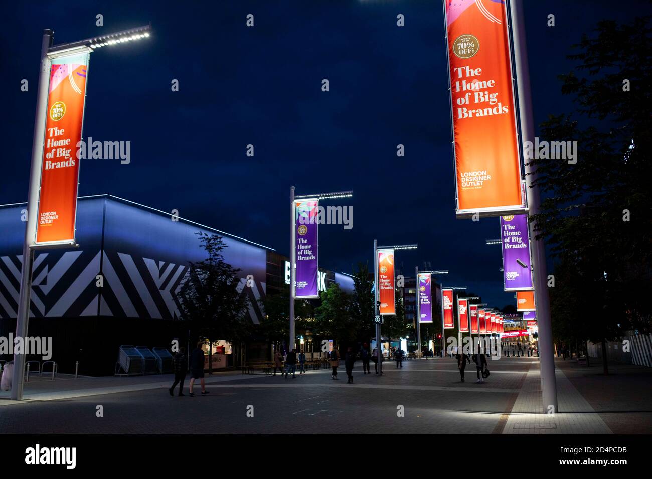 Bannières publicitaires pour London Designer Outlet sur Wembley Way près du stade Wembley, Londres, octobre 2020. Banque D'Images