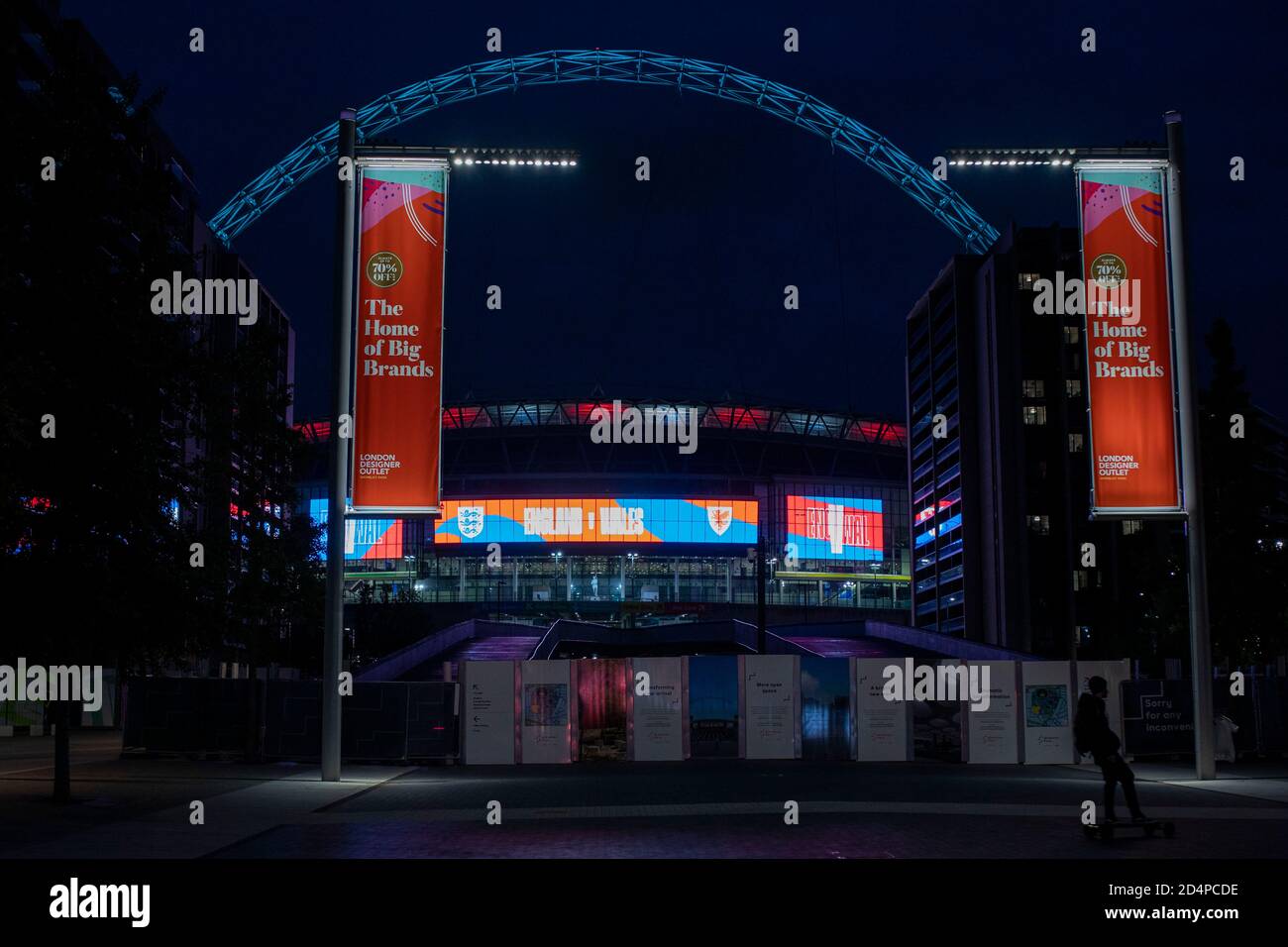Bannières publicitaires pour London Designer Outlet sur Wembley Way près du stade Wembley, Londres, octobre 2020. Banque D'Images