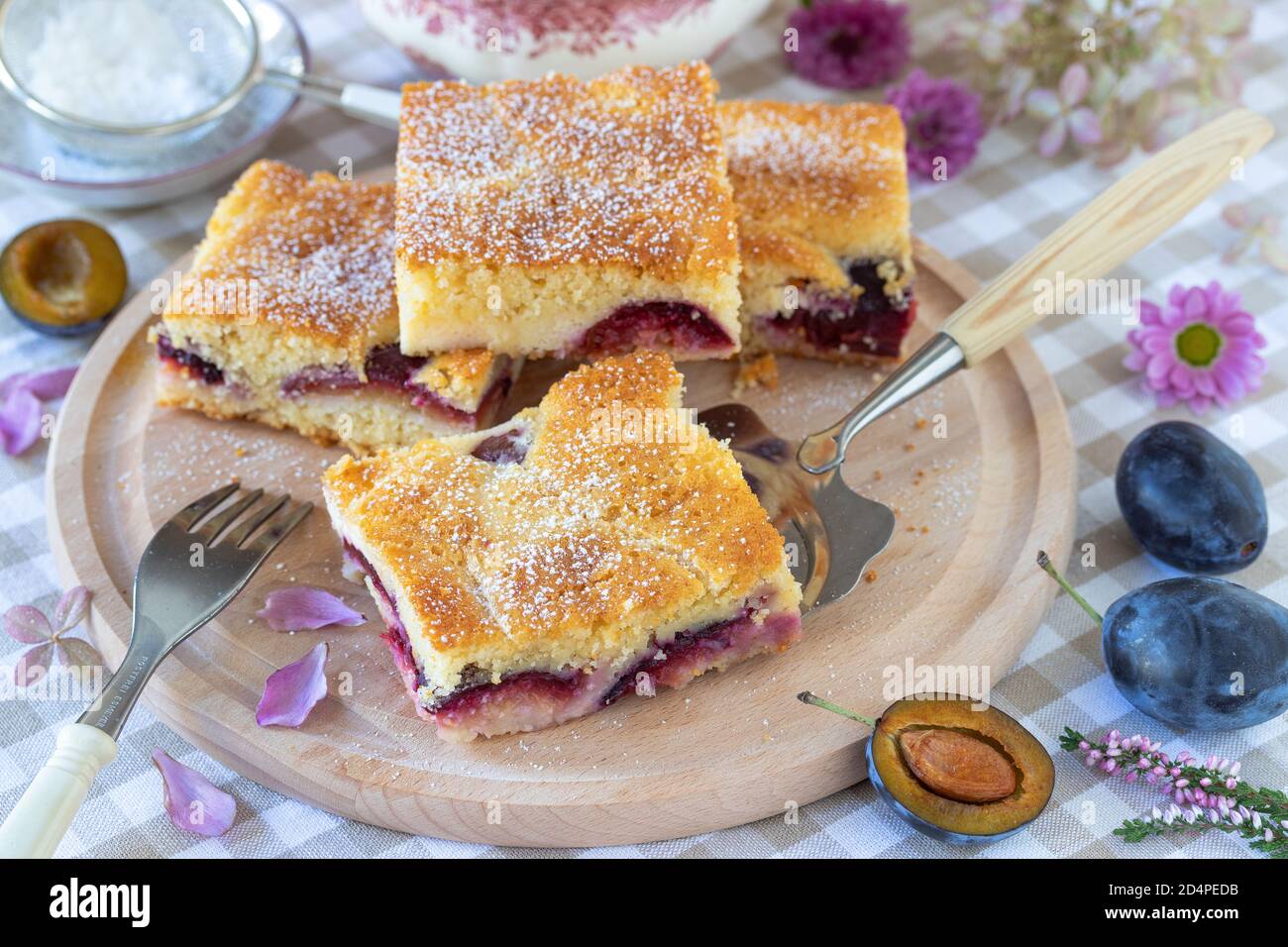 gâteau au fromage prune sur panneau de bois Banque D'Images