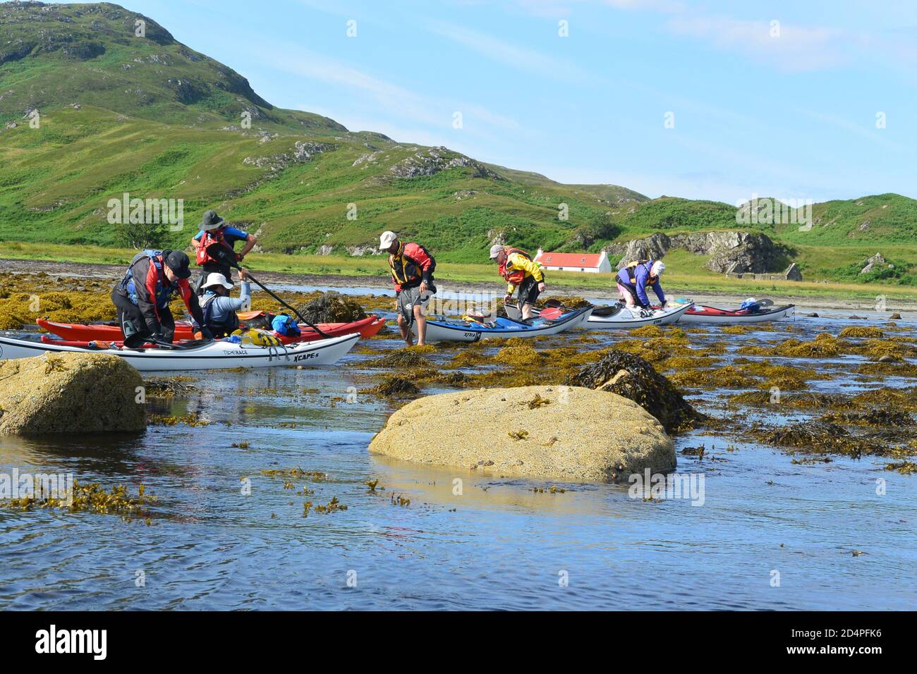 Lancement de kayaks de mer sur la côte ouest du Jura, en Écosse Banque D'Images