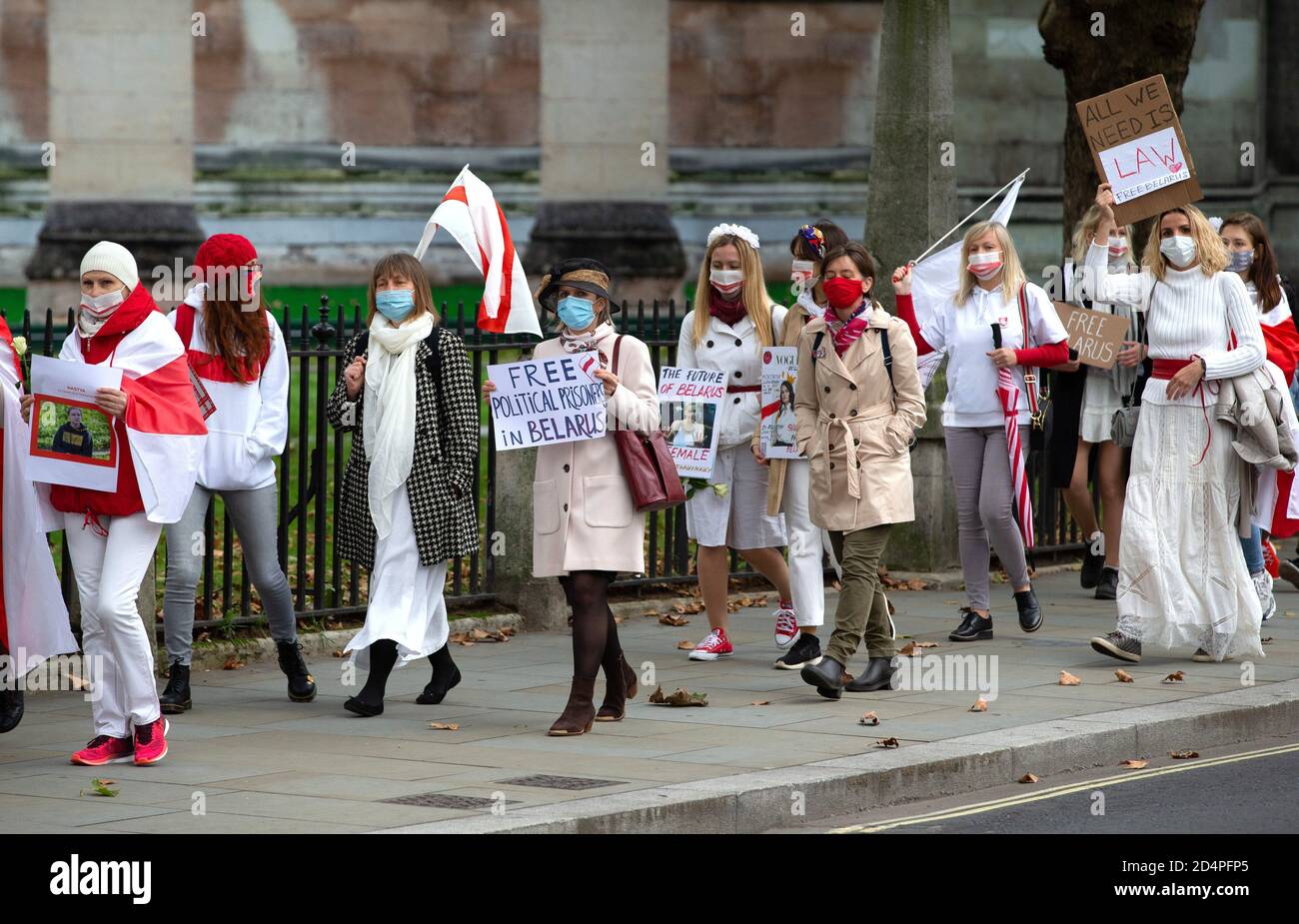 Londres, Royaume-Uni - 10 octobre 2020. Les filles et les femmes du monde entier prendront part à des marches de protestation en solidarité avec les femmes du Bélarus. La Grande-Bretagne a retiré aujourd'hui son ambassadeur au Bélarus en solidarité avec la Pologne et la Lituanie après que le président Alexandre Loukachenko ait expulsé 35 diplomates de ces pays. Dominic Raab a annoncé que Jacqueline Perkins était temporairement retirée. Les Suffragettes biélorusses marchent des jardins de Christchurch à la place du Parlement jusqu'à la statue de Millicent Fawcett avec son message « le courage appelle le courage partout » où les noms et les histoires des femmes biélorusses W Banque D'Images