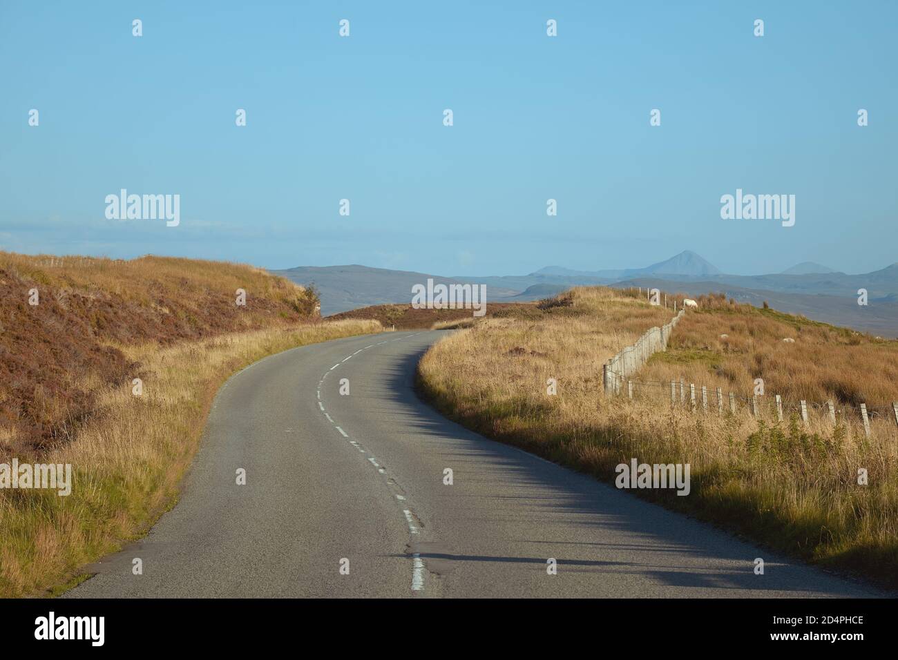 Route de montagne incurvée et clôture sur l'île de Skye, en Écosse. Banque D'Images