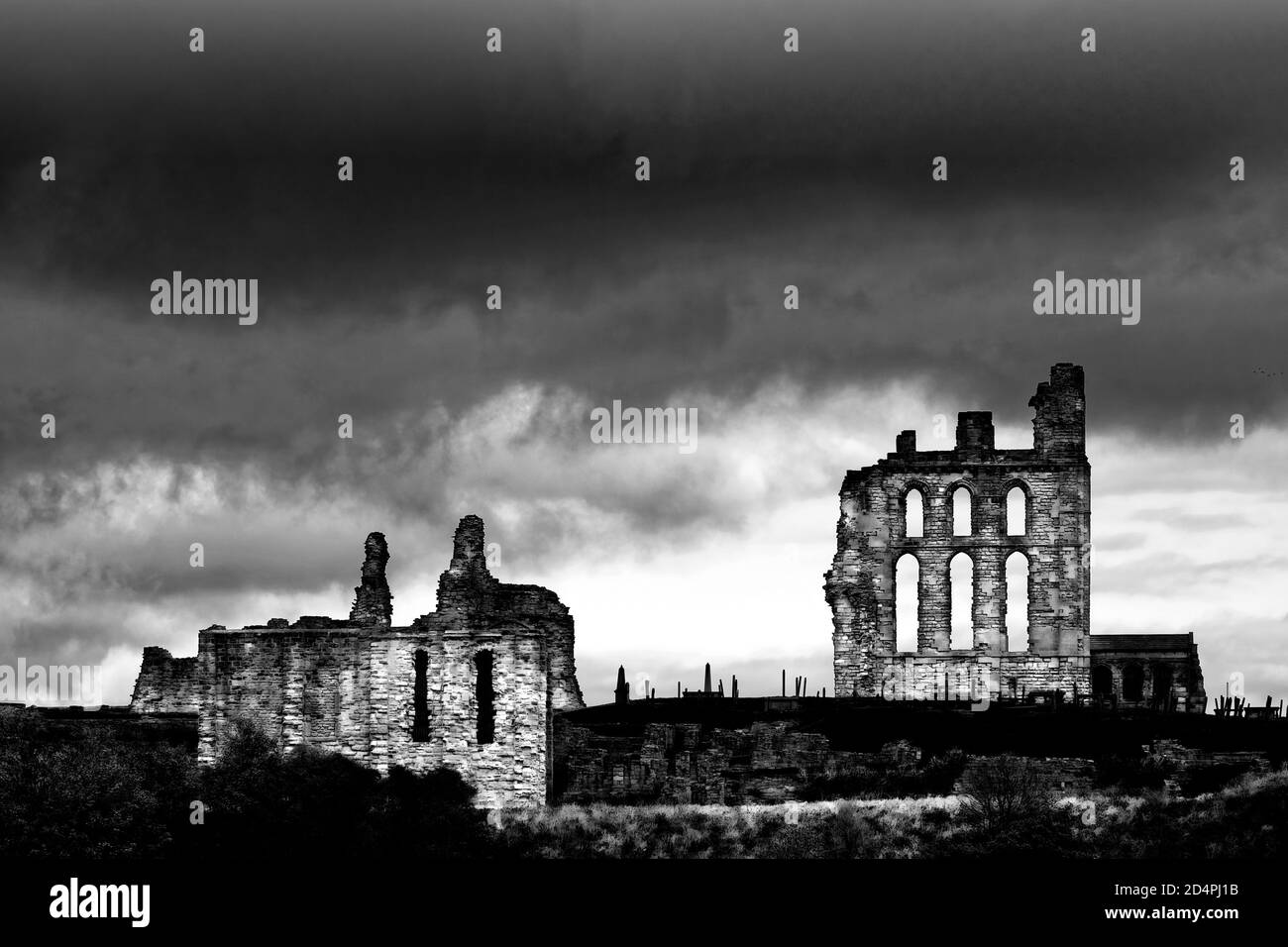 Ruines du Prieuré de Tynemouth par temps orageux Banque D'Images