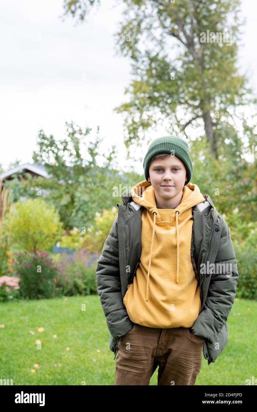 Beau et adorable gar on d cole en bonnet sweat capuche