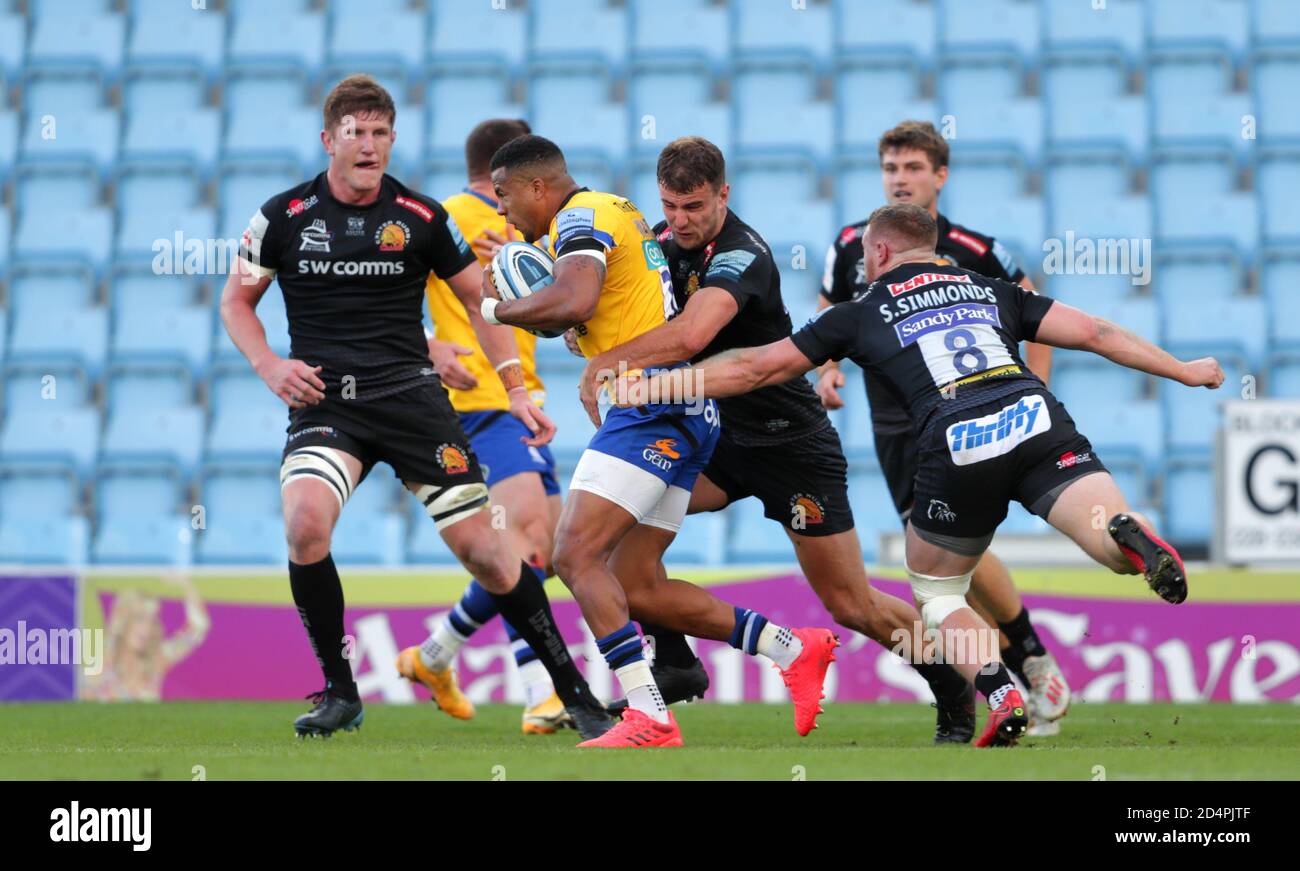 Anthony Watson (au centre) de Bath est abordé par Ollie Devoto (au centre à droite) des chefs Exeter et Sam Simmonds lors du match de demi-finale Gallagher Premiership à Sandy Park, Exeter. Banque D'Images