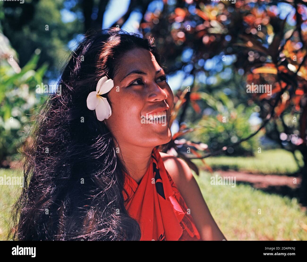La Polynésie française. Tahiti. Portrait plein air de jeune tahitienne. Banque D'Images