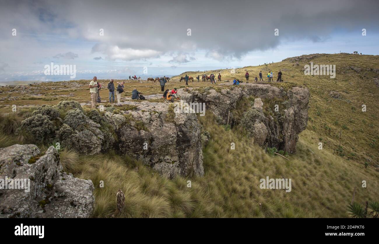 Gondar, Ethiopie, 5 octobre 2014: touriste prenant une pause pour profiter d'une vue sur les montagnes Simien Banque D'Images