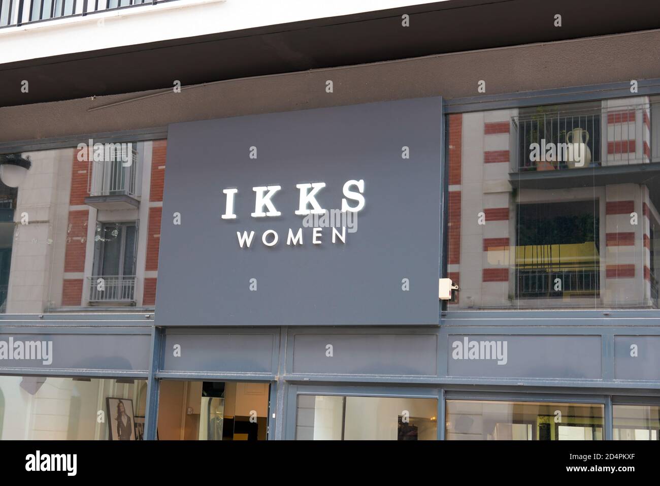 Bordeaux , Aquitaine / France - 10 01 2020 : IKKS femmes texte signe et  logo de filles mode magasin façade Photo Stock - Alamy