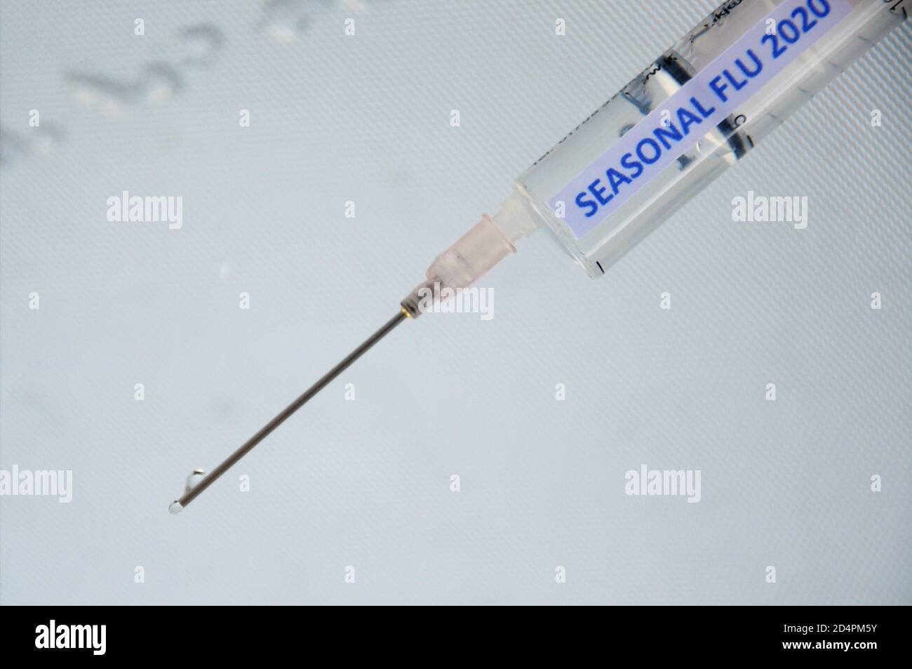 Portland. 10 octobre 2020. Grippe saisonnière, Royaume-Uni. Une seringue complète avec une étiquette portant la mention « SeASONAL FGRIPPE 2020 ». Crédit : stuart fretwell/Alamy Banque D'Images