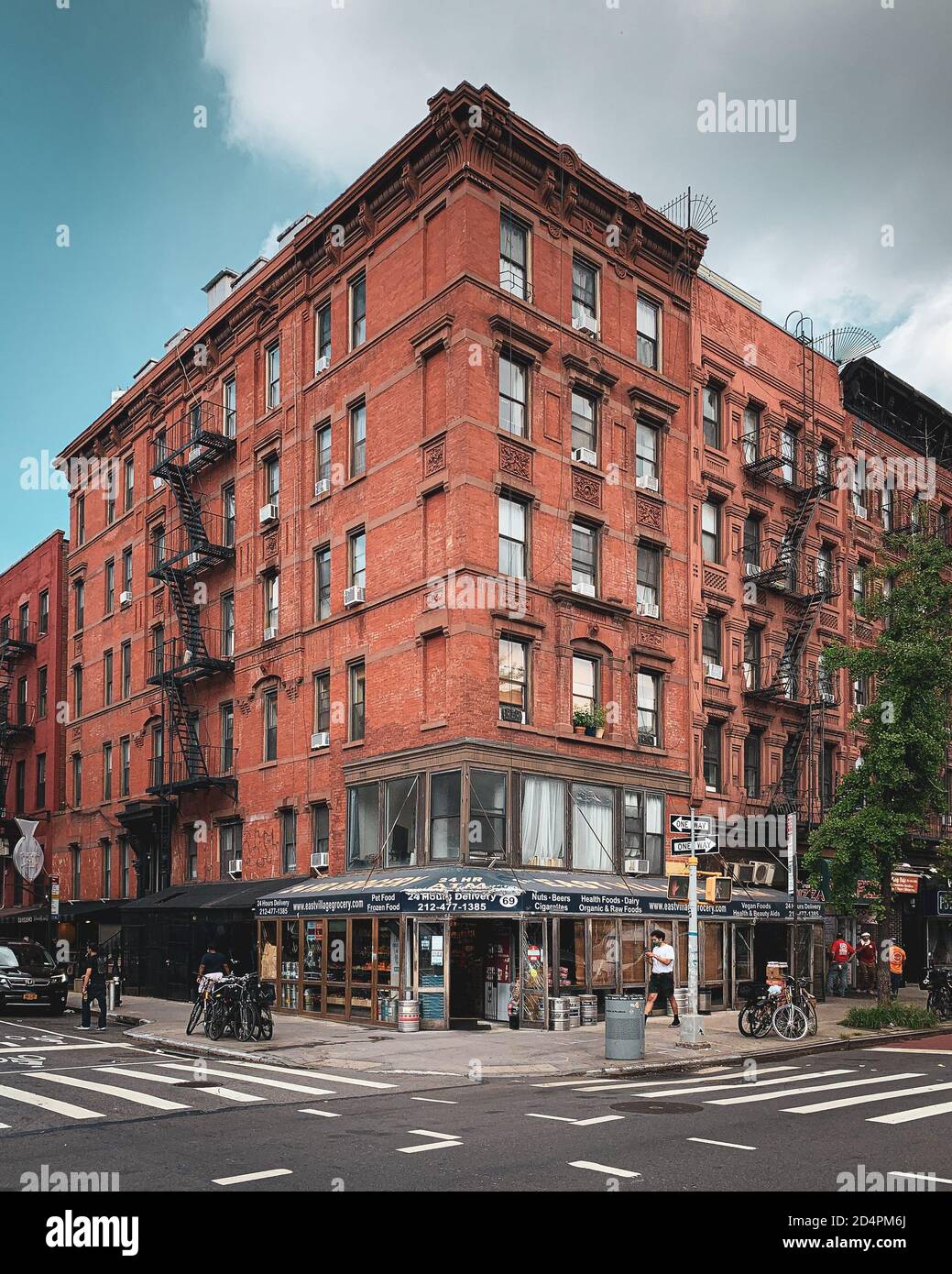 Au coin de 2nd Avenue et 4th Street dans East Village, Manhattan, New York City Banque D'Images