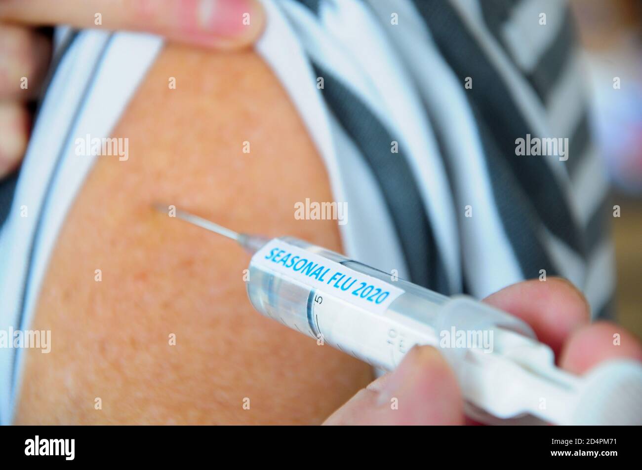 Portland. 10ème Octonber 2020. Grippe saisonnière, Royaume-Uni. Une femme est vaccinée avec une seringue portant une étiquette portant la mention « SeASONAL FLU 2020 ». Crédit : stuart fre Banque D'Images