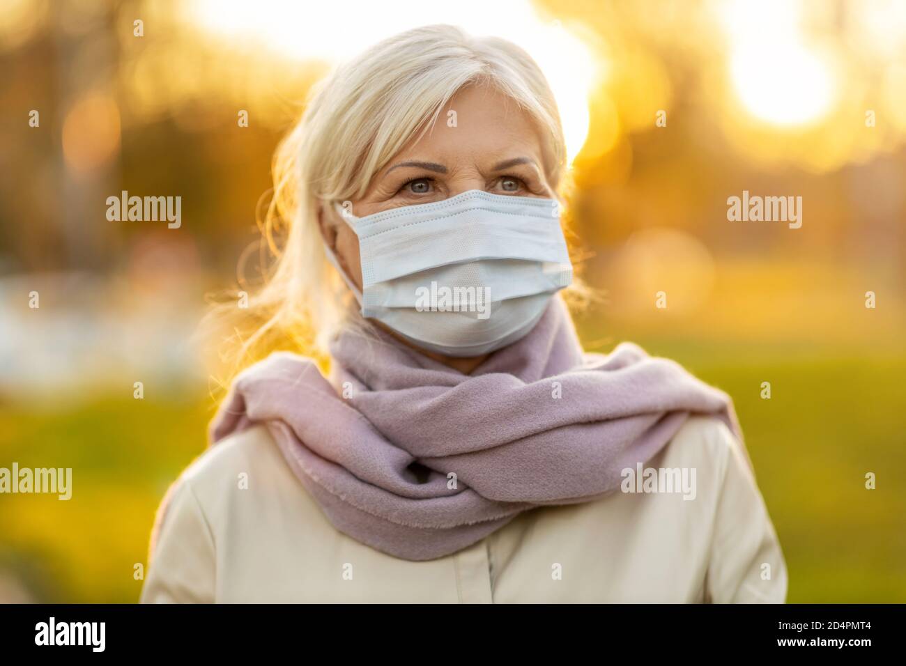 Portrait d'une femme âgée portant un masque de protection à l'extérieur Banque D'Images