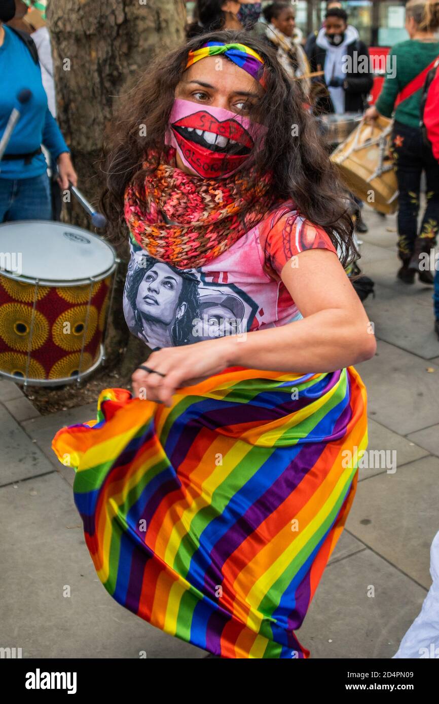 Londres, Royaume-Uni. 10 octobre 2020. Assez d'ecocide - extinction protestation de la rébellion contre la destruction de la forêt amazonienne à l'ambassade du Brésil. Cette journée s'inscrit dans le cadre d'une journée mondiale d'action pour Amazon. Crédit : Guy Bell/Alay Live News Banque D'Images