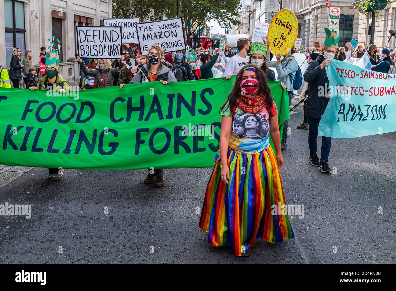 Londres, Royaume-Uni. 10 octobre 2020. Assez d'ecocide - extinction protestation de la rébellion contre la destruction de la forêt amazonienne à l'ambassade du Brésil. Cette journée s'inscrit dans le cadre d'une journée mondiale d'action pour Amazon. Crédit : Guy Bell/Alay Live News Banque D'Images