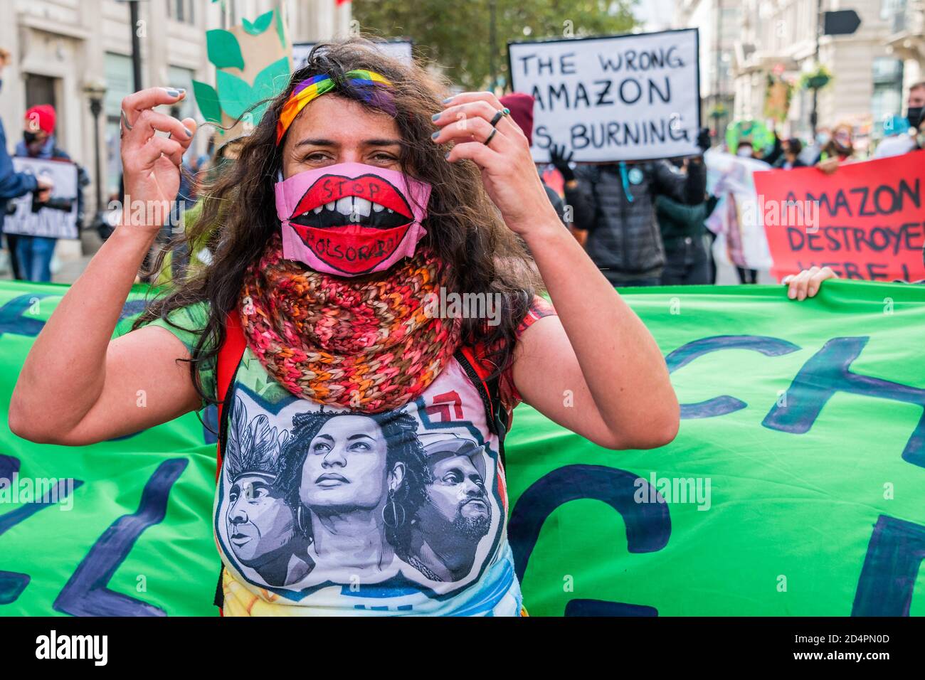 Londres, Royaume-Uni. 10 octobre 2020. Assez d'ecocide - extinction protestation de la rébellion contre la destruction de la forêt amazonienne à l'ambassade du Brésil. Cette journée s'inscrit dans le cadre d'une journée mondiale d'action pour Amazon. Crédit : Guy Bell/Alay Live News Banque D'Images