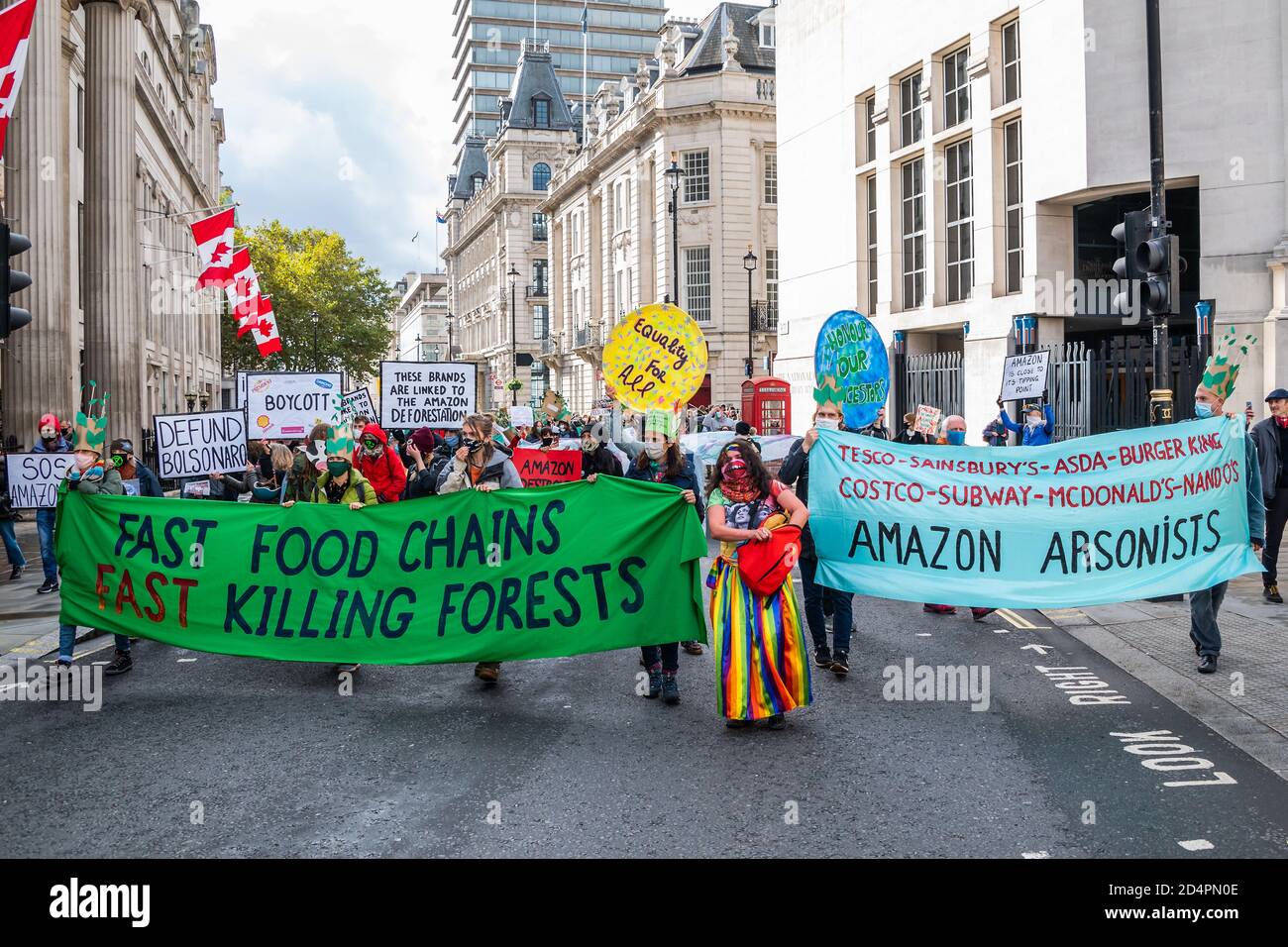 Londres, Royaume-Uni. 10 octobre 2020. Assez d'ecocide - extinction protestation de la rébellion contre la destruction de la forêt amazonienne à l'ambassade du Brésil. Cette journée s'inscrit dans le cadre d'une journée mondiale d'action pour Amazon. Crédit : Guy Bell/Alay Live News Banque D'Images