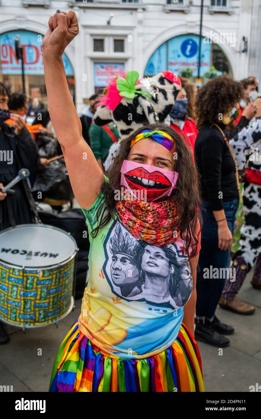 Londres, Royaume-Uni. 10 octobre 2020. Assez d'ecocide - extinction protestation de la rébellion contre la destruction de la forêt amazonienne à l'ambassade du Brésil. Cette journée s'inscrit dans le cadre d'une journée mondiale d'action pour Amazon. Crédit : Guy Bell/Alay Live News Banque D'Images