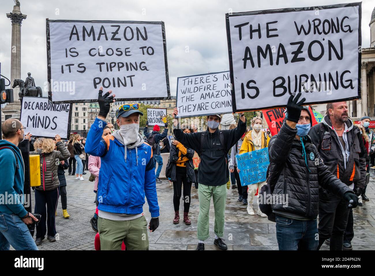 Londres, Royaume-Uni. 10 octobre 2020. Assez d'ecocide - extinction protestation de la rébellion contre la destruction de la forêt amazonienne à l'ambassade du Brésil. Cette journée s'inscrit dans le cadre d'une journée mondiale d'action pour Amazon. Crédit : Guy Bell/Alay Live News Banque D'Images