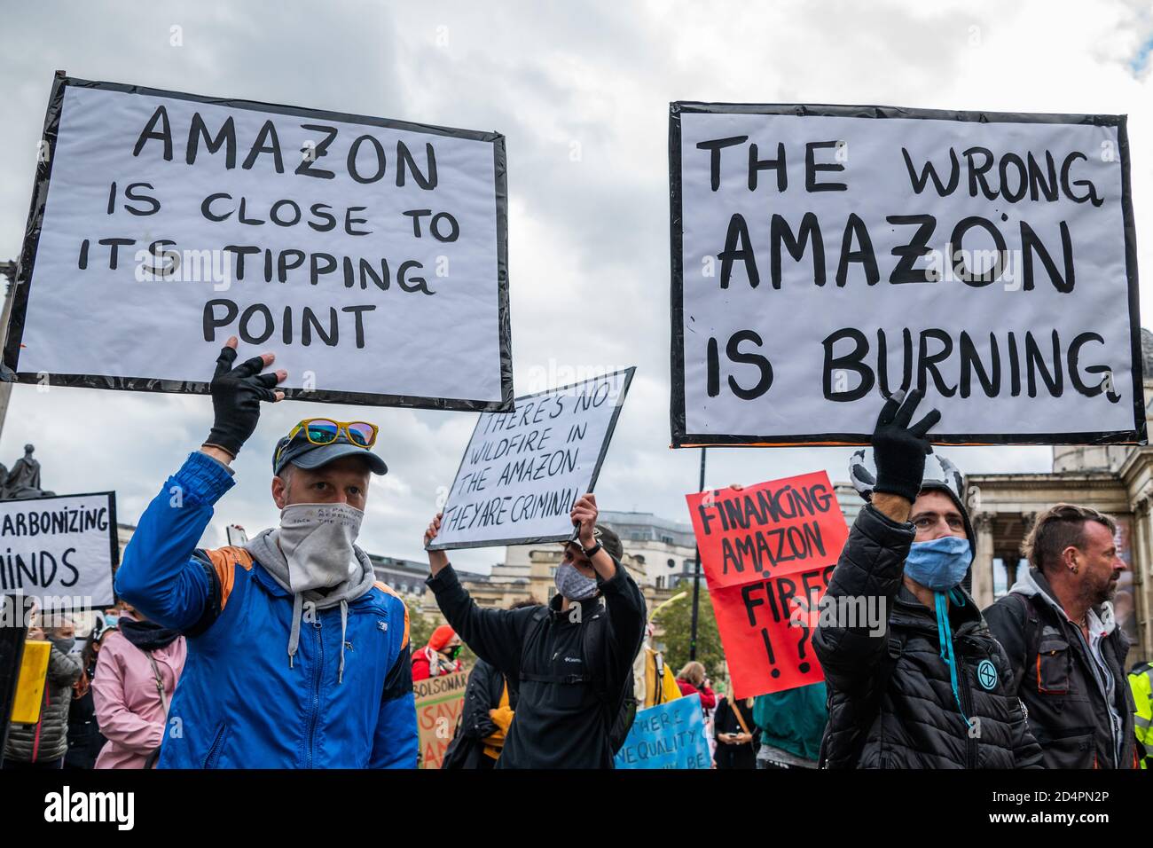 Londres, Royaume-Uni. 10 octobre 2020. Assez d'ecocide - extinction protestation de la rébellion contre la destruction de la forêt amazonienne à l'ambassade du Brésil. Cette journée s'inscrit dans le cadre d'une journée mondiale d'action pour Amazon. Crédit : Guy Bell/Alay Live News Banque D'Images