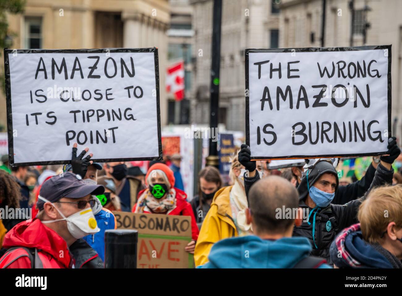 Londres, Royaume-Uni. 10 octobre 2020. Assez d'ecocide - extinction protestation de la rébellion contre la destruction de la forêt amazonienne à l'ambassade du Brésil. Cette journée s'inscrit dans le cadre d'une journée mondiale d'action pour Amazon. Crédit : Guy Bell/Alay Live News Banque D'Images