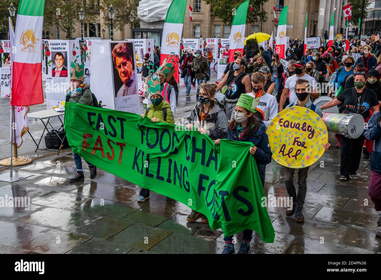 Londres, Royaume-Uni. 10 octobre 2020. Assez d'ecocide - extinction protestation de la rébellion contre la destruction de la forêt amazonienne à l'ambassade du Brésil. Cette journée s'inscrit dans le cadre d'une journée mondiale d'action pour Amazon. Crédit : Guy Bell/Alay Live News Banque D'Images
