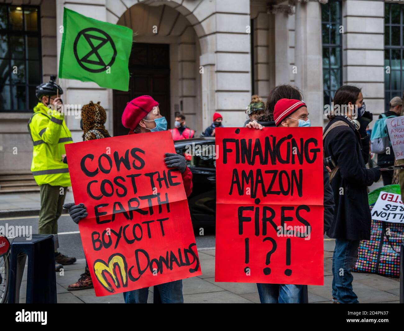 Londres, Royaume-Uni. 10 octobre 2020. Assez d'ecocide - extinction protestation de la rébellion contre la destruction de la forêt amazonienne à l'ambassade du Brésil. Cette journée s'inscrit dans le cadre d'une journée mondiale d'action pour Amazon. Crédit : Guy Bell/Alay Live News Banque D'Images