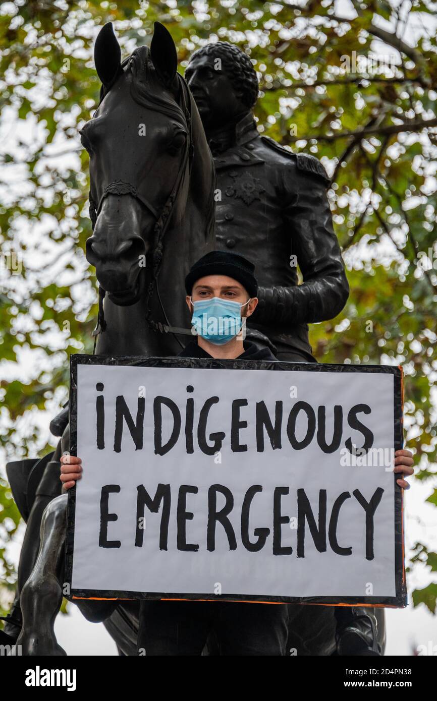 Londres, Royaume-Uni. 10 octobre 2020. Assez d'ecocide - extinction protestation de la rébellion contre la destruction de la forêt amazonienne à l'ambassade du Brésil. Cette journée s'inscrit dans le cadre d'une journée mondiale d'action pour Amazon. Crédit : Guy Bell/Alay Live News Banque D'Images