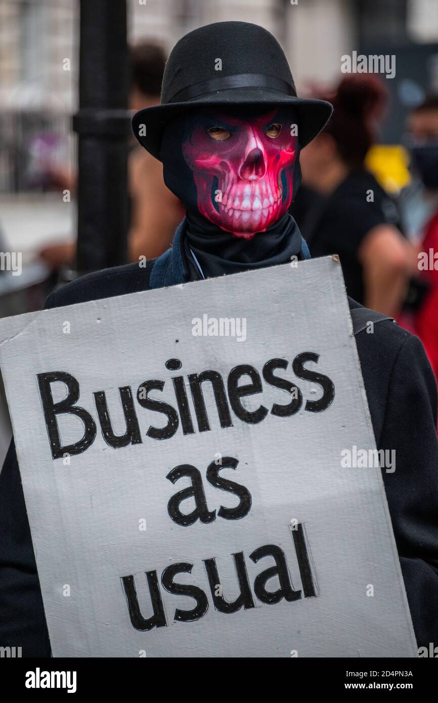 Londres, Royaume-Uni. 10 octobre 2020. Assez d'ecocide - extinction protestation de la rébellion contre la destruction de la forêt amazonienne à l'ambassade du Brésil. Cette journée s'inscrit dans le cadre d'une journée mondiale d'action pour Amazon. Crédit : Guy Bell/Alay Live News Banque D'Images