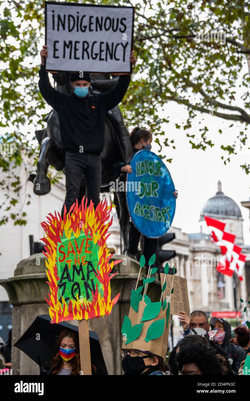 Londres, Royaume-Uni. 10 octobre 2020. Assez d'ecocide - extinction protestation de la rébellion contre la destruction de la forêt amazonienne à l'ambassade du Brésil. Cette journée s'inscrit dans le cadre d'une journée mondiale d'action pour Amazon. Crédit : Guy Bell/Alay Live News Banque D'Images
