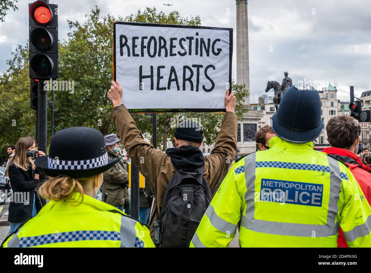 Londres, Royaume-Uni. 10 octobre 2020. Assez d'ecocide - extinction protestation de la rébellion contre la destruction de la forêt amazonienne à l'ambassade du Brésil. Cette journée s'inscrit dans le cadre d'une journée mondiale d'action pour Amazon. Crédit : Guy Bell/Alay Live News Banque D'Images